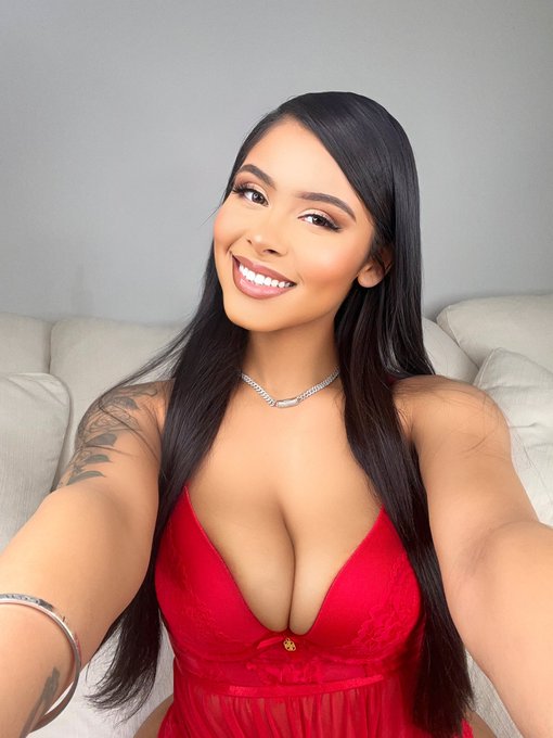 Be my Valentine&rsquo;s date ?? ❤️ https://t.co/LghUtJfEj5
