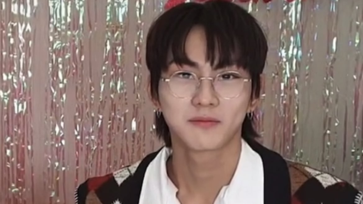 EN7ernally's tweet image. JUNGWON SPECS IN HIS MULLET HAIR 😭✋🏻