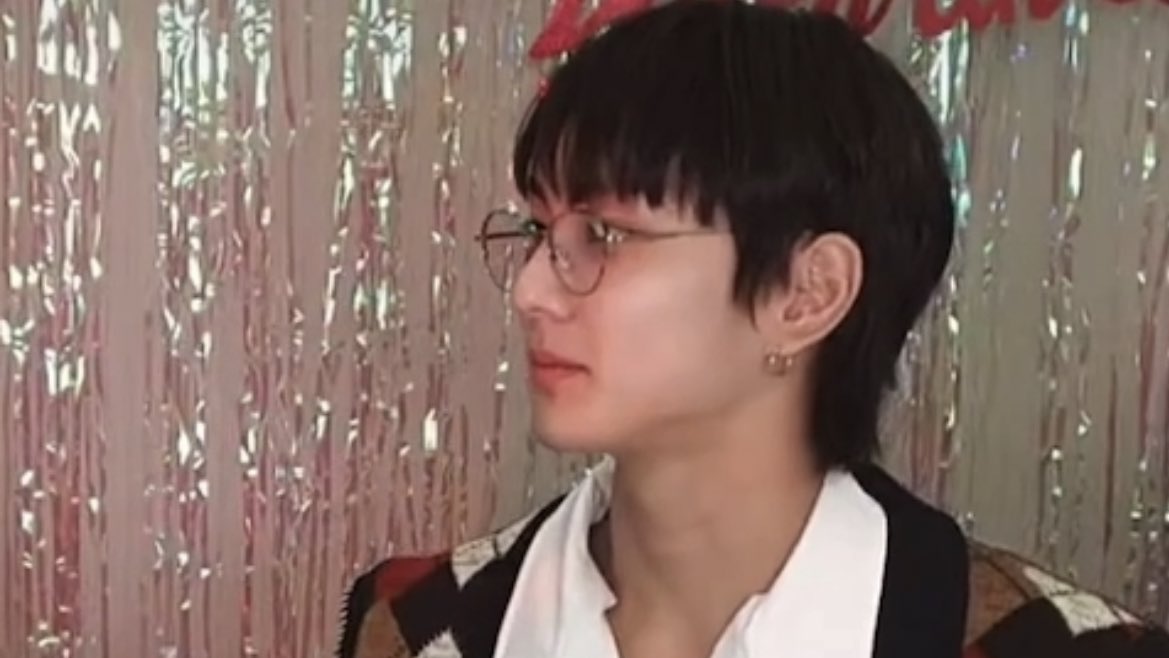 EN7ernally's tweet image. JUNGWON SPECS IN HIS MULLET HAIR 😭✋🏻