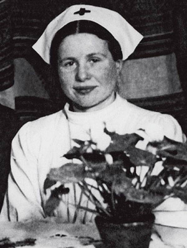 PolishEmbassyUK's tweet photo. #OnThisDay in 1910, Polish underground social worker Irena Sendler was born. She saved hundreds of Jewish children from the Warsaw Ghetto in German-occupied #Poland, refusing to reveal their identities even under torture. Learn more here: https://t.co/Xb69I8ks48. #PolishRighteous https://t.co/HHtb2V1uA1
