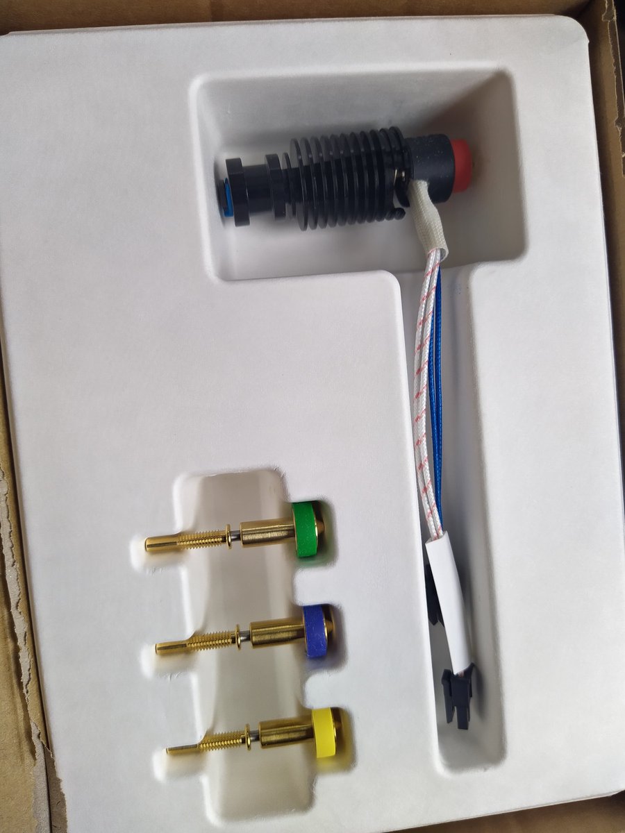 AndroZoid's tweet image. Stavil se tu pošťák a přivezl takovou jakoby krabičku. Noční směna je asi jasná. #dnes3Dtisknu snad. #E3D