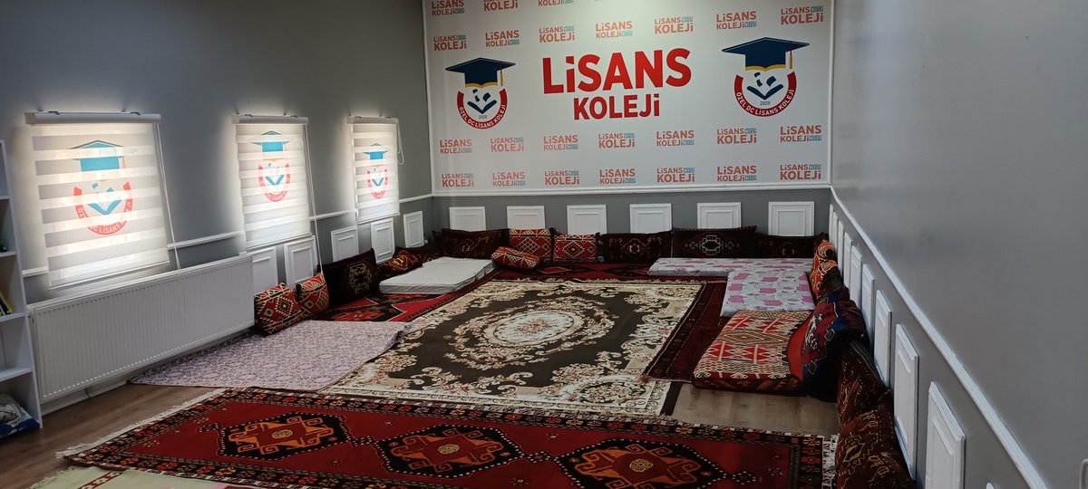 IsmailCem_'s tweet photo. Milletçe zor bir süreç geçirdiğimiz bu günlerde hiç düşünmeden bize kapılarını açan Saygıdeğer @dilekciftci34 hanımefendi, @Celalciftcitr  ve @lisanskoleji ailesine bir ömür boyu minnetlerimizi sunarız. Sağolun varolun. 

#deprem https://t.co/EYHqFVipac