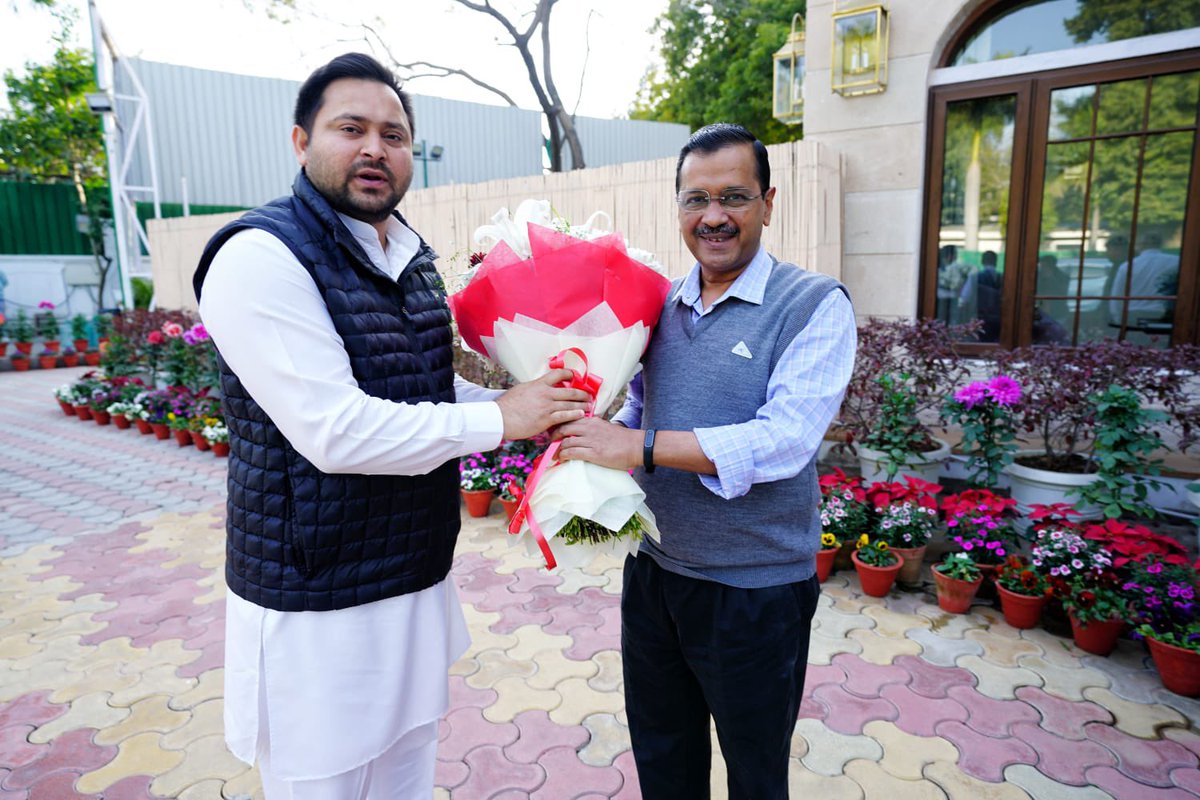 yadavtejashwi's tweet photo. आज दिल्ली के मा० मुख्यमंत्री श्री @ArvindKejriwal जी से मुलाकात के दौरान वर्तमान सामाजिक,राजनीतिक और आर्थिक मुद्दों पर विस्तृत चर्चा हुई।

बीजेपी सरकार ने सार्वजनिक उपक्रमों,संसाधनों, राष्ट्रीय संपत्ति और देश को पूँजीपतियों के हाथों गिरवी रख दिया है।हम सबों को मिलकर देश बचाना है। https://t.co/TNWpH1vqIX