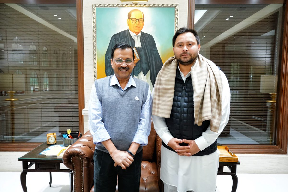 yadavtejashwi's tweet photo. आज दिल्ली के मा० मुख्यमंत्री श्री @ArvindKejriwal जी से मुलाकात के दौरान वर्तमान सामाजिक,राजनीतिक और आर्थिक मुद्दों पर विस्तृत चर्चा हुई।

बीजेपी सरकार ने सार्वजनिक उपक्रमों,संसाधनों, राष्ट्रीय संपत्ति और देश को पूँजीपतियों के हाथों गिरवी रख दिया है।हम सबों को मिलकर देश बचाना है। https://t.co/TNWpH1vqIX