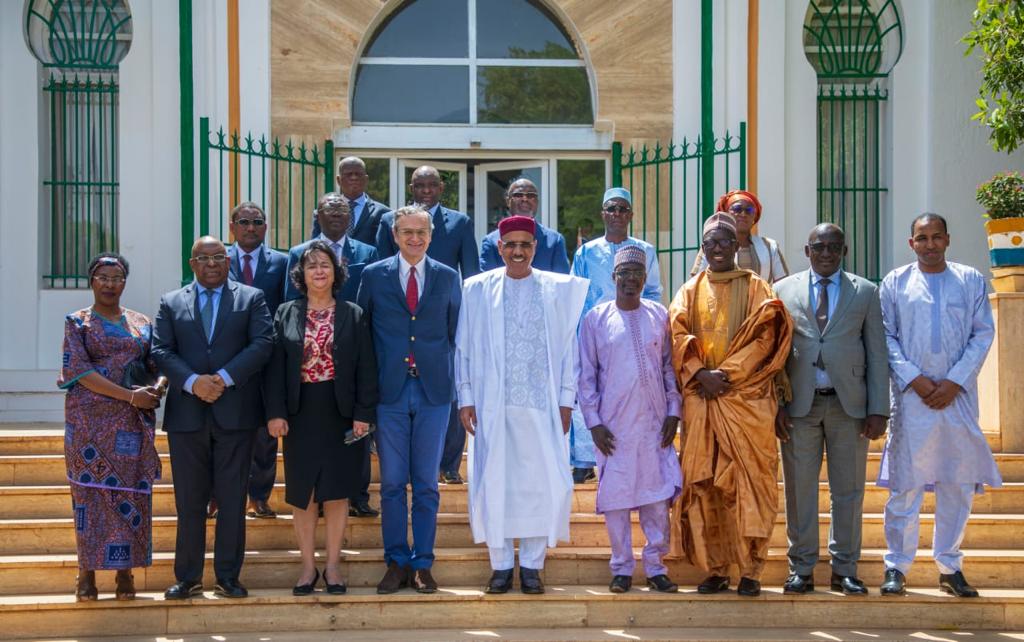 azzimanamin's tweet photo. Les Présidents des régulateurs #médias du @OfficielRefram participant au colloque du @csc_niger à #Niamey sur la #régulation des contenus en ligne reçus par le Président du #Niger 🇳🇪 @mohamedbazoum --> https://t.co/M0FkfILLR5
@HACAMOROCCO #HACA #Maroc #REFRAM #RIARC #Audiovisuel https://t.co/GIgbCzDxML