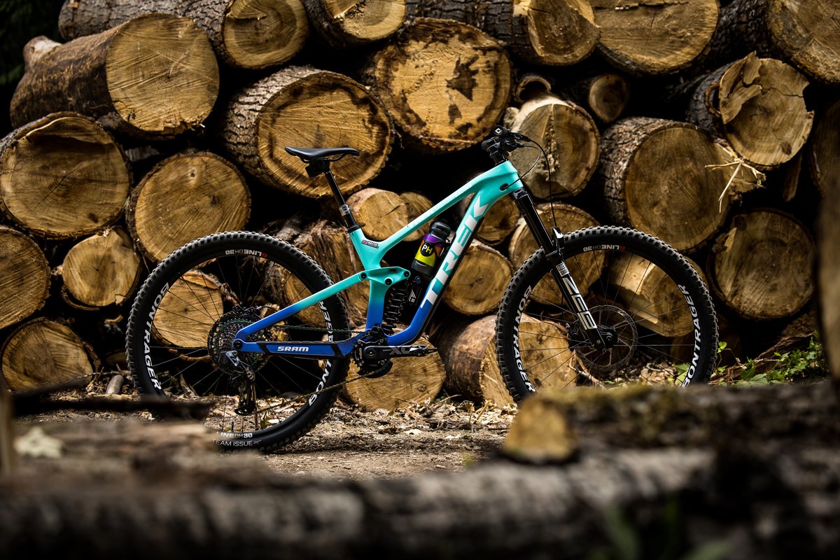 Madone is red🔴,  Emondas are blue🔵, Slash is sick🤟and Roscoes are too. 🤙