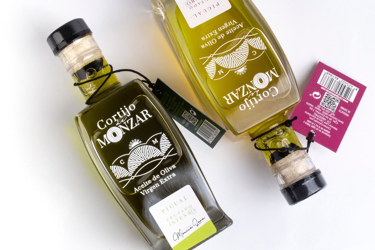 Al_Margen's tweet photo. #cortijodemonzar Os dejamos nuestro último diseño de #packaging para #aceitedeoliva 
https://t.co/BSr81TJZqh
#branding #envases #estuches #oliveoil #design #creative #cajas #botellaspremium #bottle #picual #temprano #Verde #disenografico #jaen #cordobaesp #andalucia #Espana https://t.co/vYSNpGJNqB