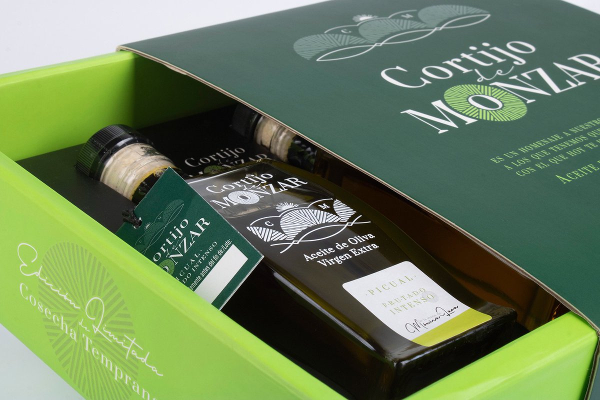 Al_Margen's tweet photo. #cortijodemonzar Os dejamos nuestro último diseño de #packaging para #aceitedeoliva 
https://t.co/BSr81TJZqh
#branding #envases #estuches #oliveoil #design #creative #cajas #botellaspremium #bottle #picual #temprano #Verde #disenografico #jaen #cordobaesp #andalucia #Espana https://t.co/vYSNpGJNqB