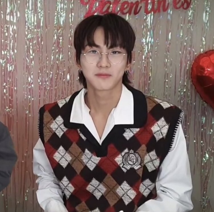 jwnfeed's tweet photo. #jungwon in mullet hair and specs! https://t.co/mL11FJRtk6