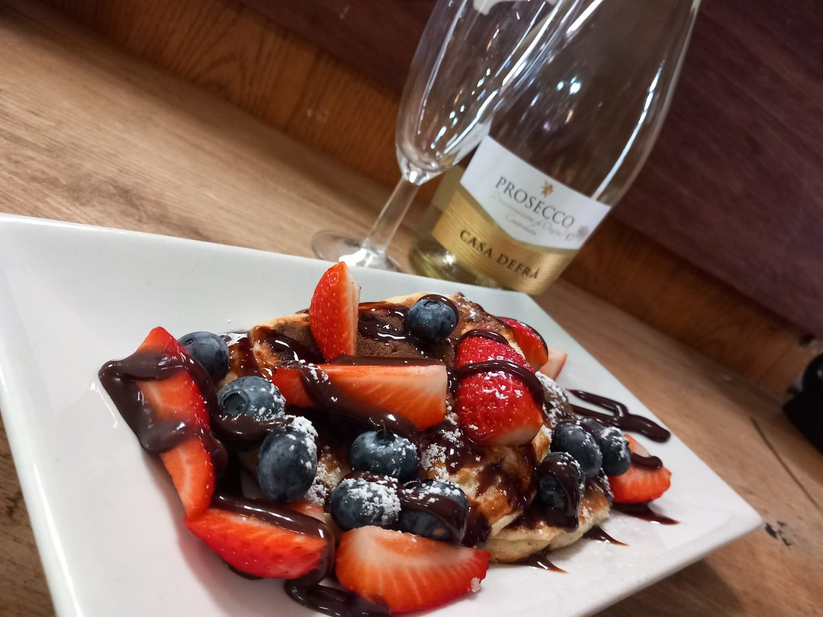 OrchardViewFarm's tweet photo. Pancakes at breakfast this morning! 😋

(A complimentary glass of prosecco with your meal upon booking!) https://t.co/Kt2IZDa8vk