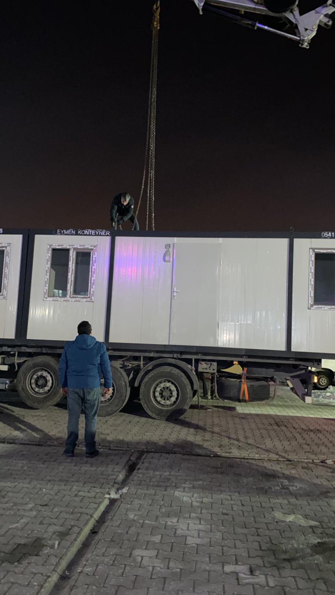 _Darth_v_'s tweet photo. Sayın Bakanım sahra eczanesi kurulması için gece 2 de - 10 derecede konteynır indiren  serbest eczacı, Biz Devletimiz  için yapıyoruz, İNŞALLAH bir tek vatandaşımızı bile ilaçsız bırakmayacaz, siz görmesenizde, duymasanızda, halk ve millet biliyor @drfahrettinkoca @tebkurumsal https://t.co/c8IvNOrg9n