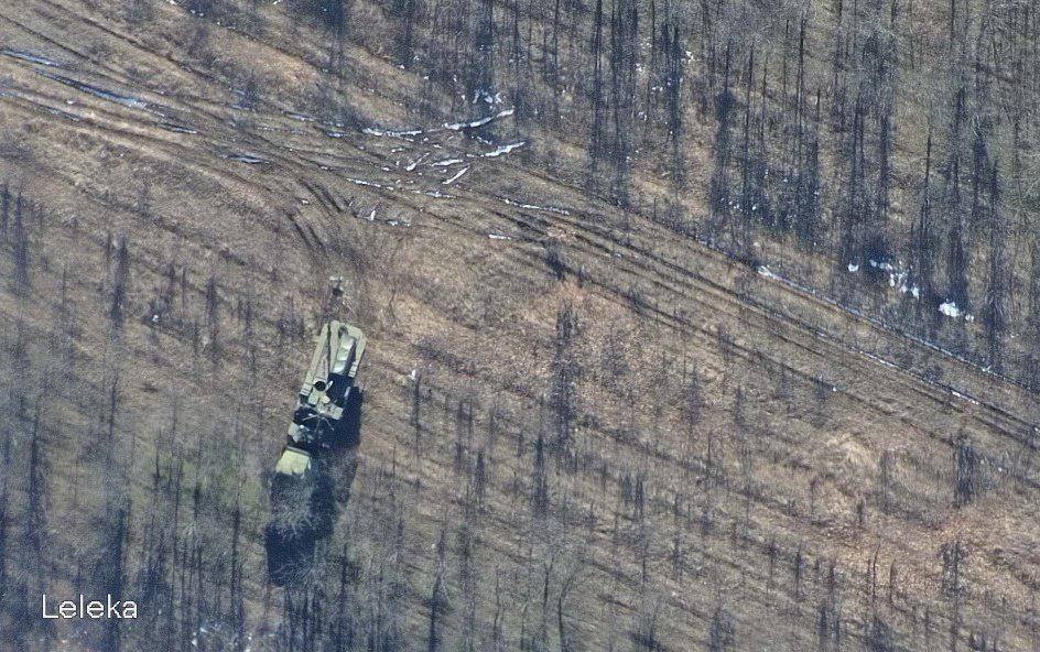 Archer83Able's tweet photo. A modern Russian Palantin-K EW complex was destroyed by a Ukrainian strike with a M982 Excalibur 155mm PGM.

The complex was reportedly designed to suppress enemy radio communication systems and to conduct electronic reconnaissance. It was delivered to the Russian army in 2019. https://t.co/vGNPRT2H0y
