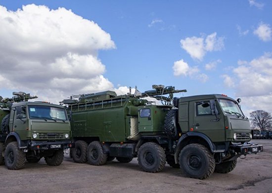 Archer83Able's tweet photo. A modern Russian Palantin-K EW complex was destroyed by a Ukrainian strike with a M982 Excalibur 155mm PGM.

The complex was reportedly designed to suppress enemy radio communication systems and to conduct electronic reconnaissance. It was delivered to the Russian army in 2019. https://t.co/vGNPRT2H0y