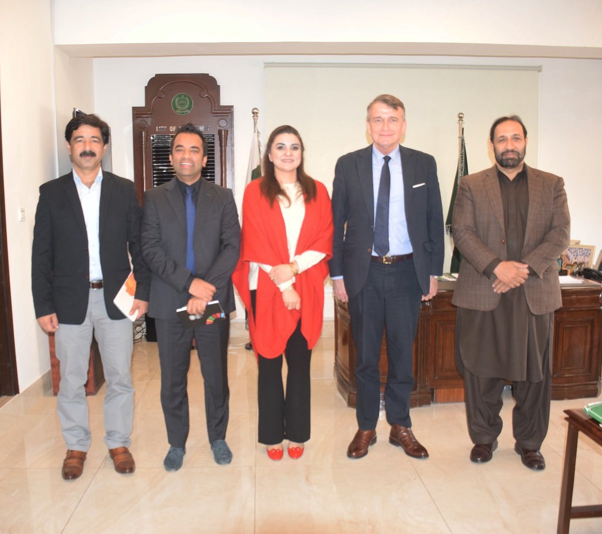 Federal Ombudsman Kashmala Khan with Mr. Christian Saunders (UN Under Secretary General/Special Coordinator), Mr. Ghulam Ghous (Humantarian Advisor PSEAH), Mr. Imran (RCO) and Mr. Shafeeq Chaudhary (PCHR) at #FOSPAH Head office, Islamabad
#HarassmentNoMore
#PropertyRightsForWomen