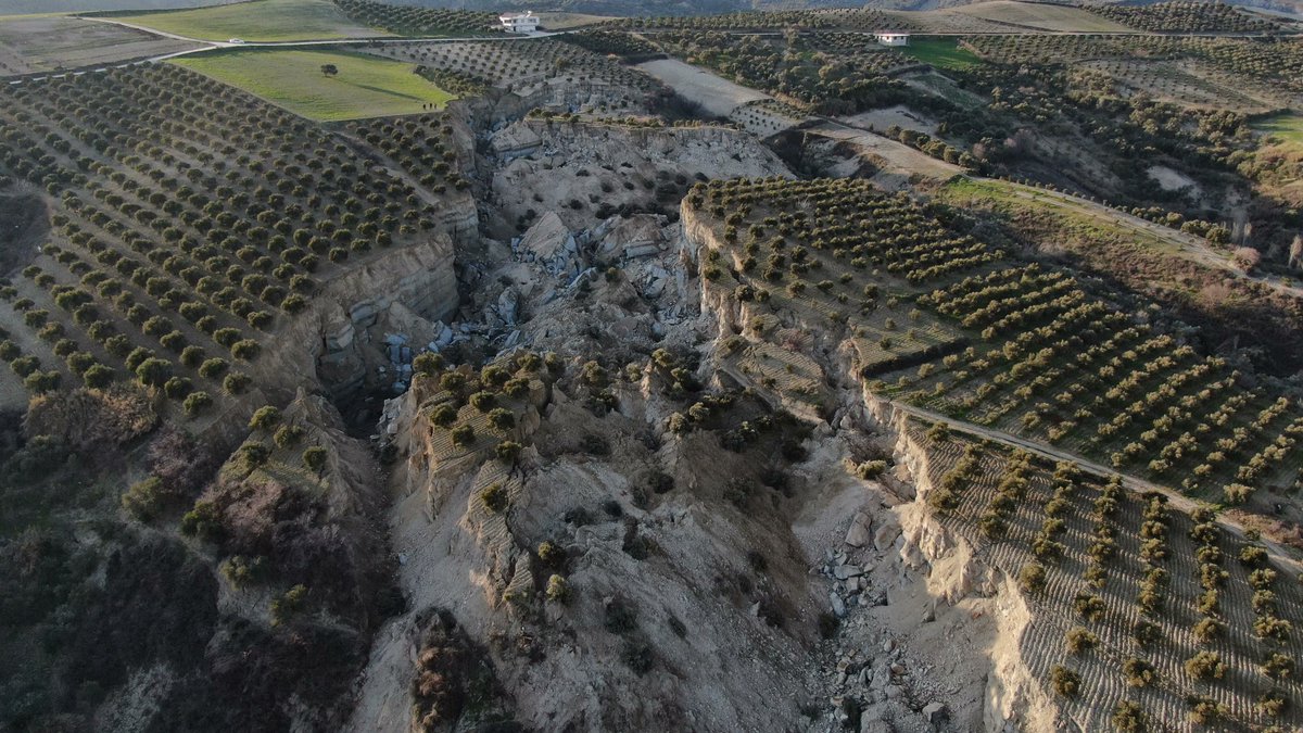 mondoterremoti's tweet photo. Queste impressionanti immagini che in questi giorni hanno fatto il giro del web ci mostrano un'enorme frana causata dal #terremoto in #Turchia. Il violento scuotimento causato dalla scossa ha destabilizzato e fatto scivolare di 40 metri un'area di 150x250 m². https://t.co/nY2K9v5TZD