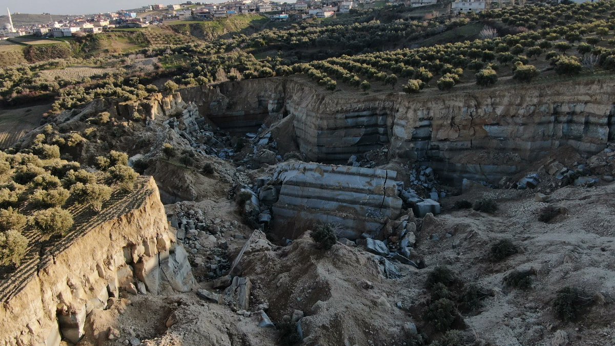 mondoterremoti's tweet photo. Queste impressionanti immagini che in questi giorni hanno fatto il giro del web ci mostrano un'enorme frana causata dal #terremoto in #Turchia. Il violento scuotimento causato dalla scossa ha destabilizzato e fatto scivolare di 40 metri un'area di 150x250 m². https://t.co/nY2K9v5TZD