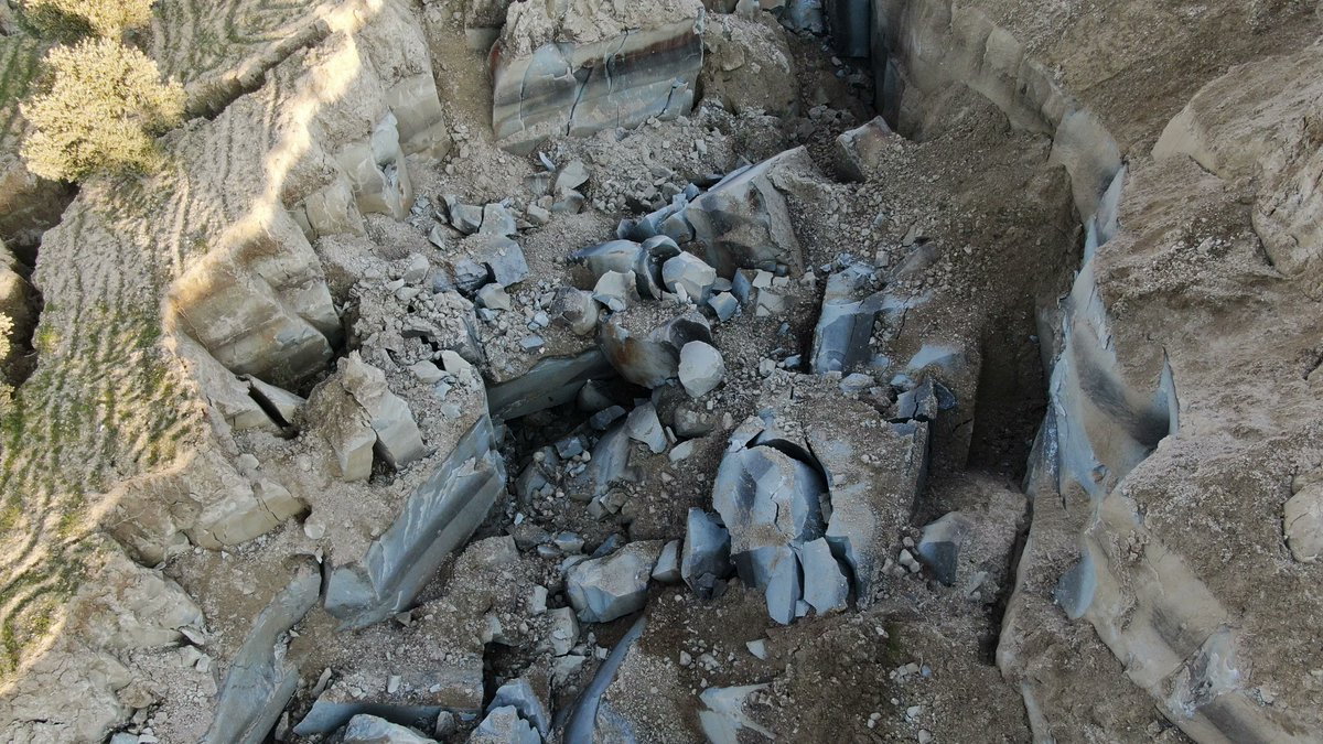 mondoterremoti's tweet photo. Queste impressionanti immagini che in questi giorni hanno fatto il giro del web ci mostrano un'enorme frana causata dal #terremoto in #Turchia. Il violento scuotimento causato dalla scossa ha destabilizzato e fatto scivolare di 40 metri un'area di 150x250 m². https://t.co/nY2K9v5TZD