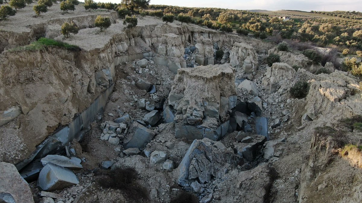 mondoterremoti's tweet photo. Queste impressionanti immagini che in questi giorni hanno fatto il giro del web ci mostrano un'enorme frana causata dal #terremoto in #Turchia. Il violento scuotimento causato dalla scossa ha destabilizzato e fatto scivolare di 40 metri un'area di 150x250 m². https://t.co/nY2K9v5TZD