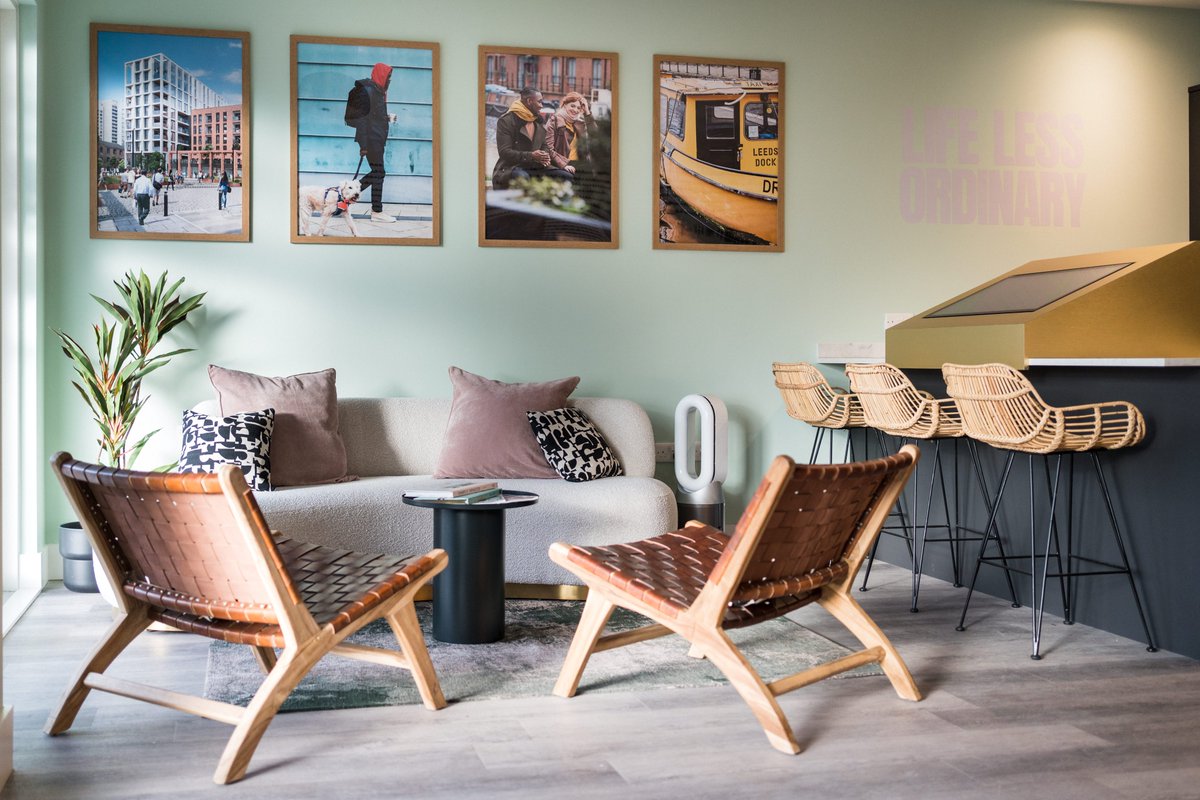 FocusAgencyUK's tweet photo. The sales environment we designed and styled at Points Cross for @GuinnessHomes, opting to use statement furniture pieces paired alongside softer accents to create a bold but welcoming space. 🍃❣️

#design #interiordesign #salesenvironmentpoints https://t.co/jukeZMKyRq