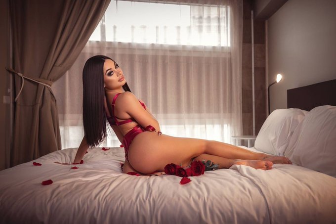 Happy V day 🥀 My OF is 40% off for today 🫶🏻  https://t.co/SnwUNDtmJF https://t.co/SZgxhscYwH