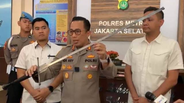PartaiSocmed's tweet photo. Entahlah mungkin mata kami yg siwer. Seingat kami senjata yg digunakan Giorgio saat merusak mobil brio kuning bukan pedang olah raga anggar. Tapi agak sulit membuktikannya sejak akun korban digembok kan? https://t.co/CKJovHuKcJ