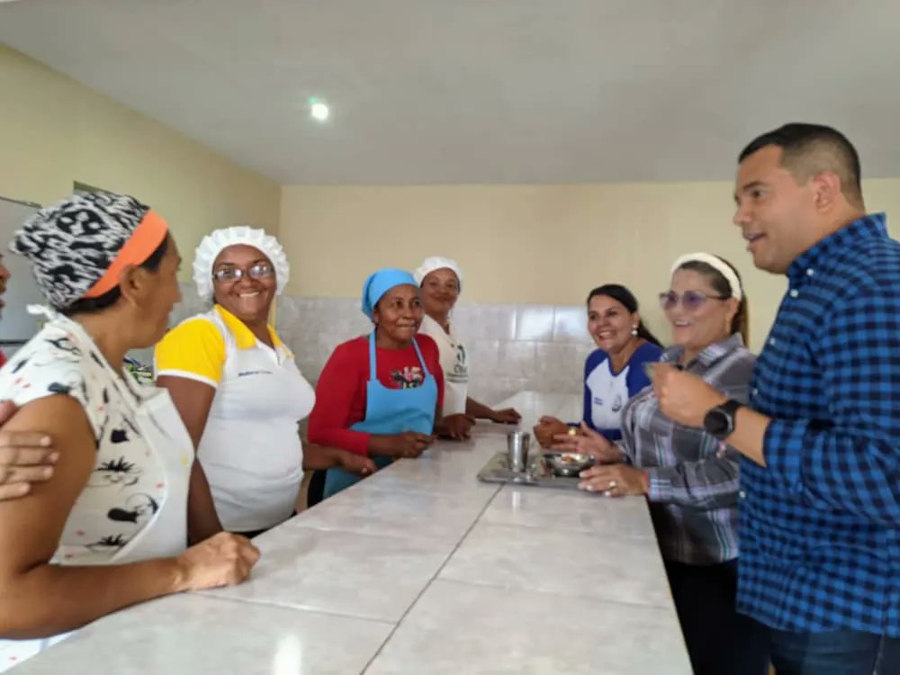 Doctor_Aleman's tweet photo. En cada Escuela recuperada están las Cocineras de la Patria, siempre atentas para alimentar la muchachada falconiana, con el Gob Víctor Clark y la Profª @MarelysCastroR juntos trabajando #14Feb

@NicolasMaduro
@_LaAvanzadora
@pedrodiazg59
@gaza1616
#LasSancionesSonContraElPueblo https://t.co/X1leyMLhzj