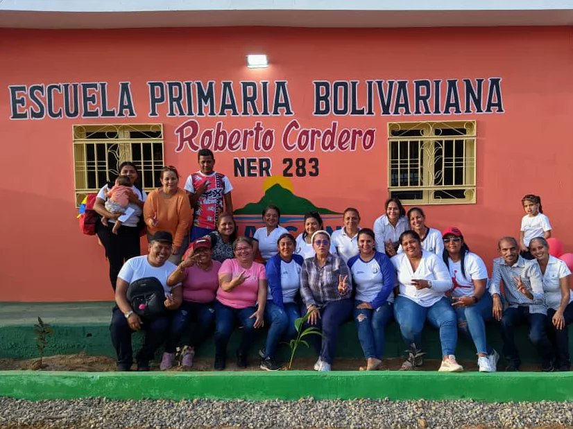Doctor_Aleman's tweet photo. En cada Escuela recuperada están las Cocineras de la Patria, siempre atentas para alimentar la muchachada falconiana, con el Gob Víctor Clark y la Profª @MarelysCastroR juntos trabajando #14Feb

@NicolasMaduro
@_LaAvanzadora
@pedrodiazg59
@gaza1616
#LasSancionesSonContraElPueblo https://t.co/X1leyMLhzj