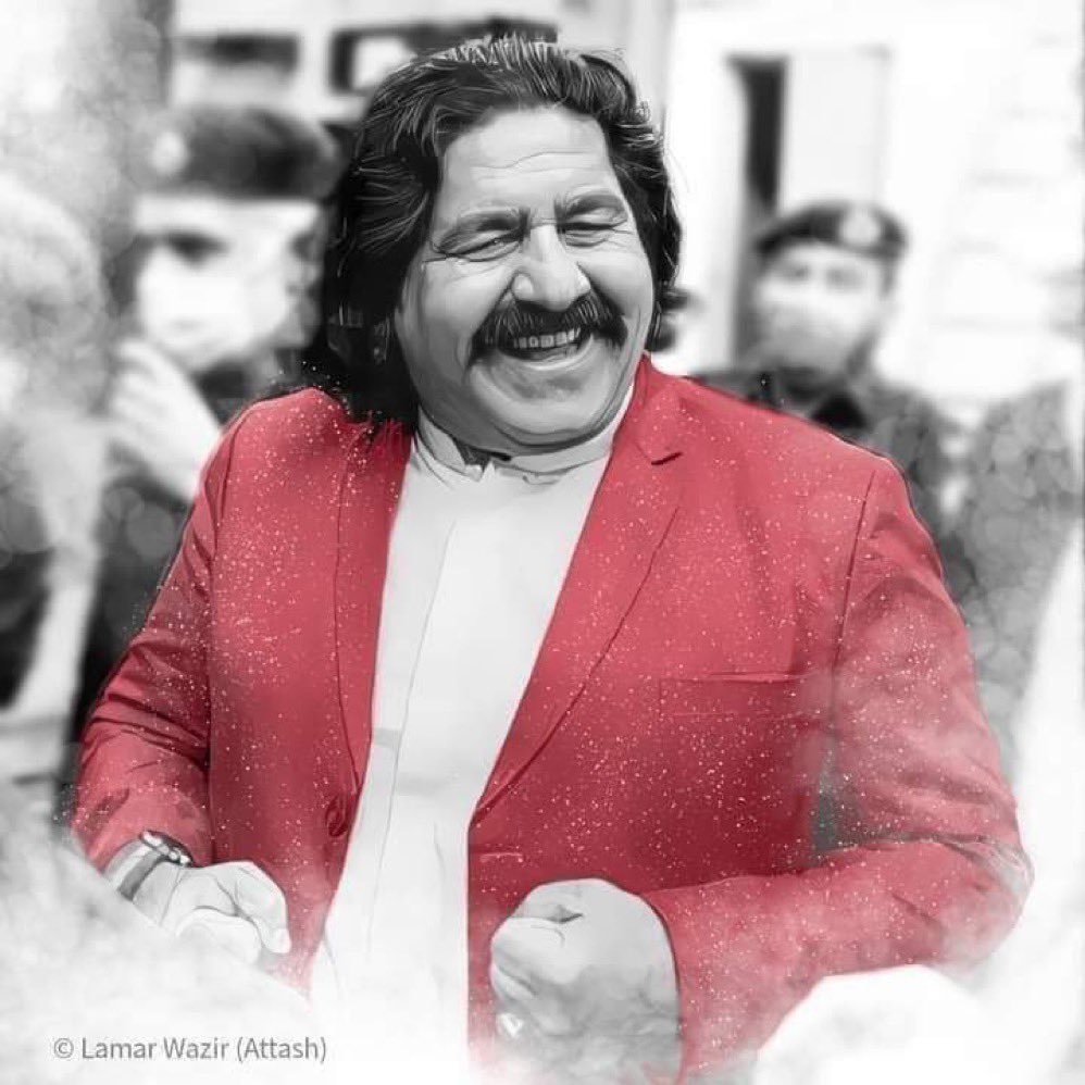 KalamWazir's tweet photo. علي وزیر له دوه کالو زیات په زندان کې تېرولو وروسته نن  په هسکه غاړه له زندانه بهر شو.د علي وزیر بریا د ټول ملت بریا ده، په زړورتیا سره  یې له ټولې سختیو سره مقابله وکړه، ټول ملت پرې ویاړي، د علي وزیر  خلاصون  دې لر او بر پښتانه افغانان ته مبارک وي.
 #WelcomeAliWazir https://t.co/X06VaMAHBt