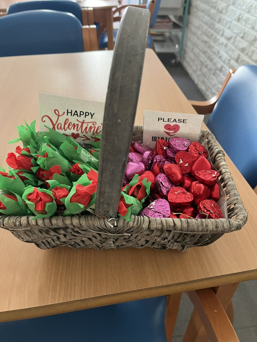 Queen of hearts on Famau Ward this morning, sharing rose bud lollipops and heart shaped chocolates with the staff #spreadingthelove @ClaireD1912 @michj @NicholaHughes6 @BCUHBPALS @lowe_hayj302 @DrTWilliamson @traceyannjones