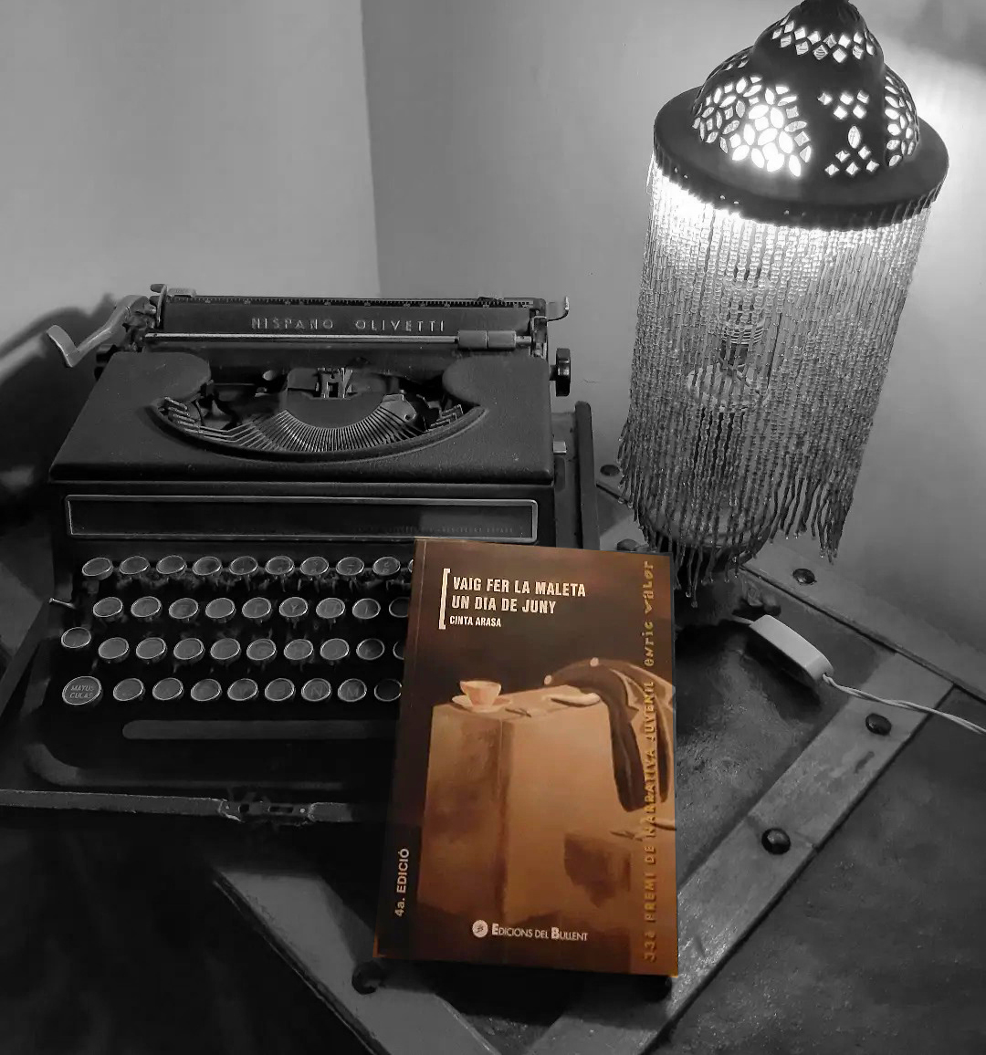 BullentEdicions's tweet photo. "Vaig fer la maleta un dia de juny", de @CintaArasa va ser premiada amb el 33è Premi Enric Valor de novel·la juvenil. És una novel·la emocionant, que agrada a joves (i no tan joves) i per això ha arribat a la quarta edició.
https://t.co/vCY0fUwsPY https://t.co/Ac12g2fcPo