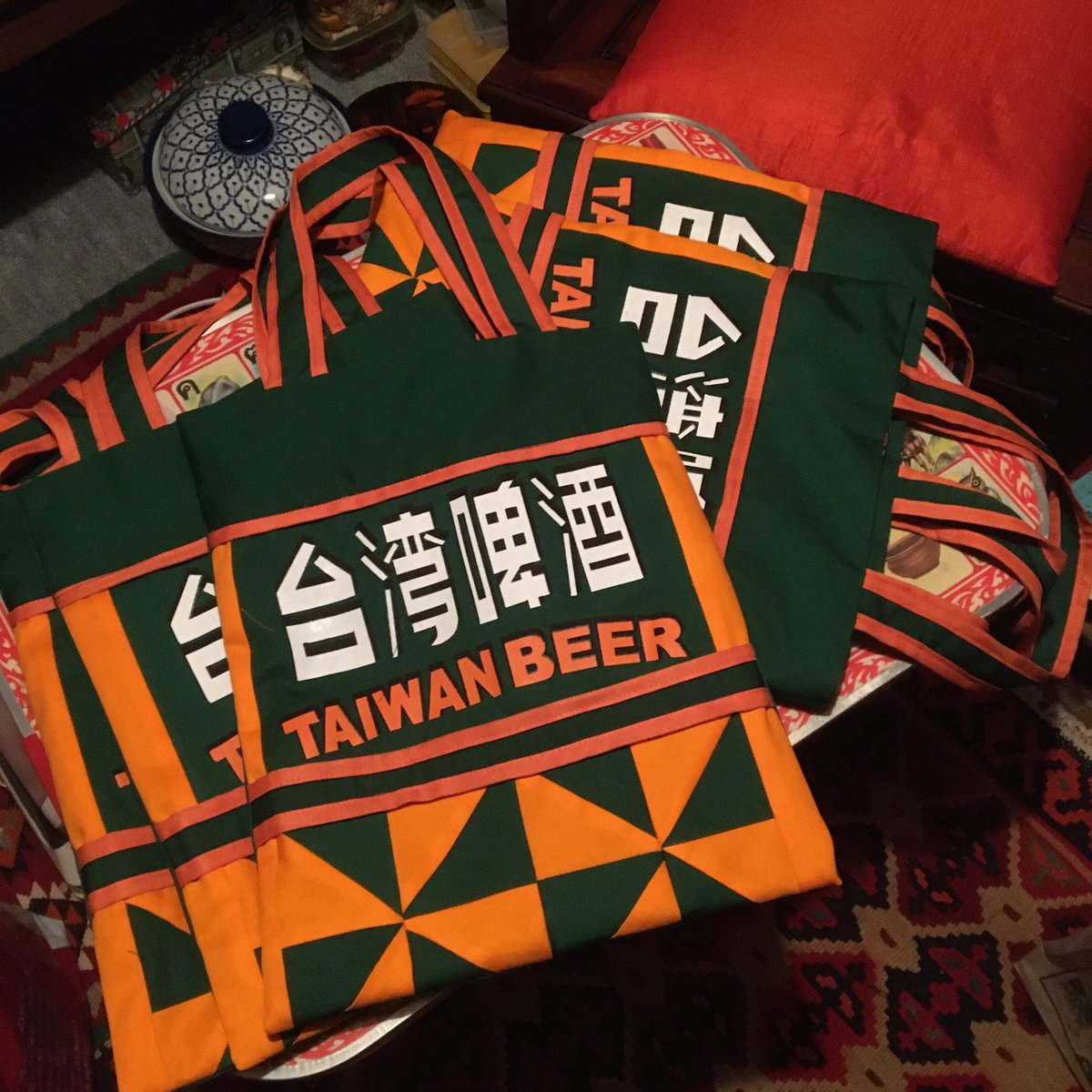 masadonna's tweet photo. 台灣啤酒エプロン改造の巻
前プレゼントで貰った
エプロン自分用にだけ作ったバック
大量に台灣から買い付けたから
販売するよ
なんか
マイナーチェンジされていたから用尺ギリギリってか足りない！から前とはちょっと違うデザイン(ほぼ同じ)
あと口縫ってポンポン付けたら完成 https://t.co/KZtOoEeh6u