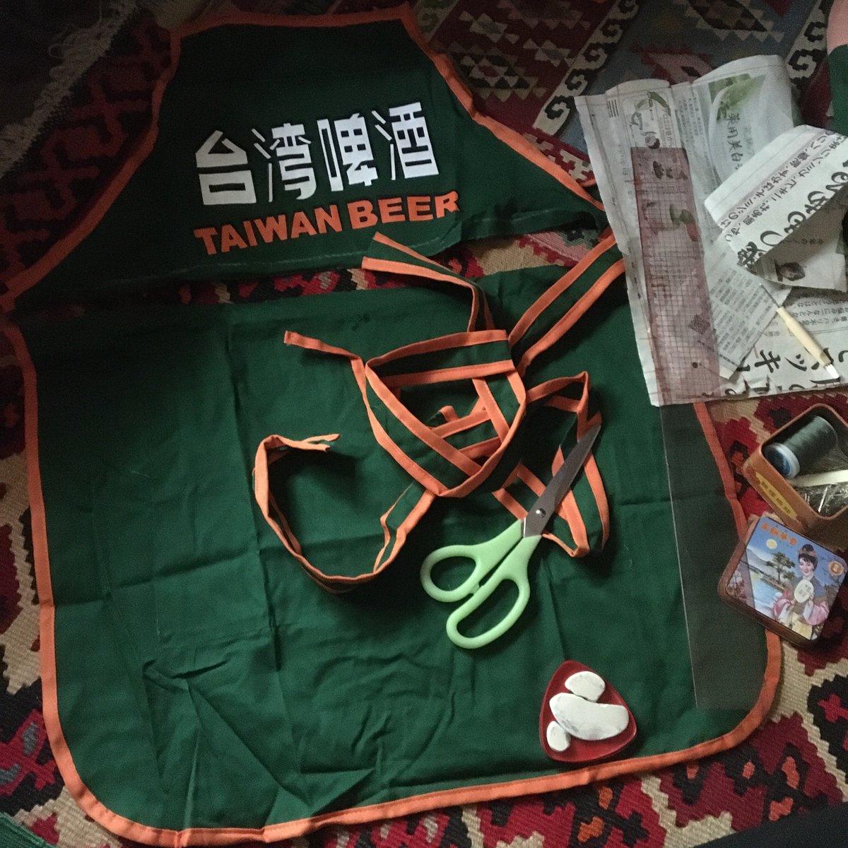 masadonna's tweet photo. 台灣啤酒エプロン改造の巻
前プレゼントで貰った
エプロン自分用にだけ作ったバック
大量に台灣から買い付けたから
販売するよ
なんか
マイナーチェンジされていたから用尺ギリギリってか足りない！から前とはちょっと違うデザイン(ほぼ同じ)
あと口縫ってポンポン付けたら完成 https://t.co/KZtOoEeh6u