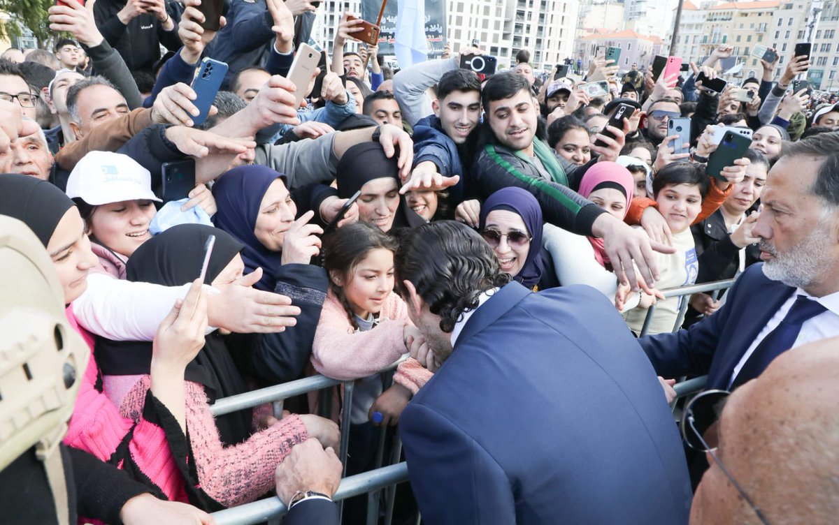saadhariri's tweet photo. الرئيس سعد الحريري وسط الحشود الشعبية والشخصيات التي توافدت من مختلف المناطق إلى وسط بيروت لمناسبة إحياء الذكرى الـ18 لاغتيال الرئيس الشهيد #رفيق_الحريري. https://t.co/KXgoRW89A7