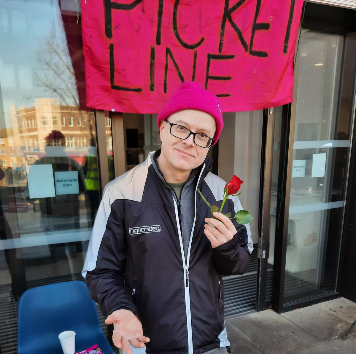 On valentines day, this rose goes to all the strikers out there xx #ussmess #ucuRISING #UCUstrike @oubucu @GoldsmithsUCU Chocolates are nice, but fair pensions are even better x