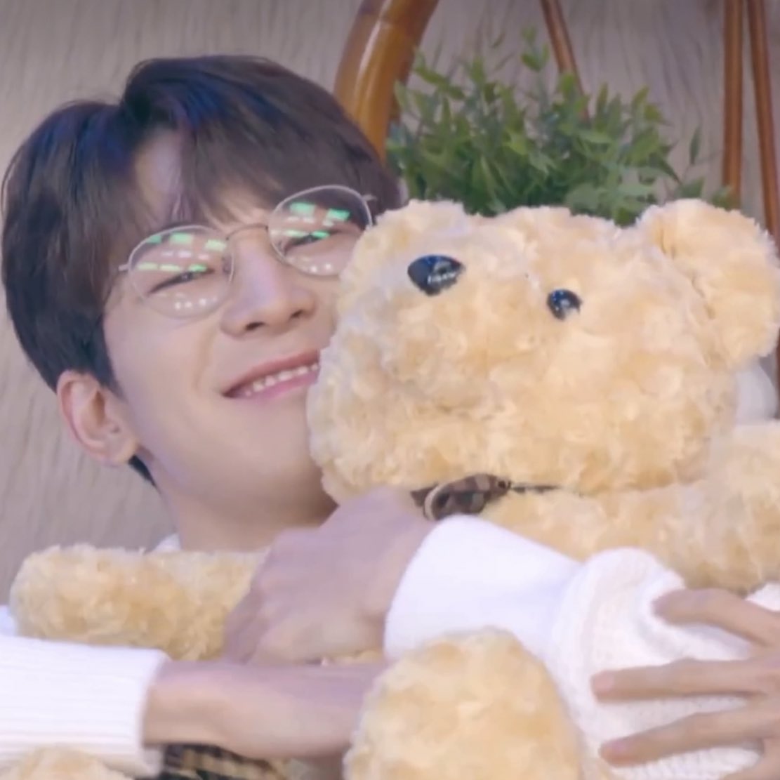 tinkswonu's tweet photo. "huxley" 
"huxley body oil" 
"wonwoo hyung really.."
"wonwoo hyung please say i love you once" 
"wonwoo’s hyung face remains constant (doesn’t get old)" 
"that’s right" 

the overlapping audio 😭

 https://t.co/SY2p3yFnb9