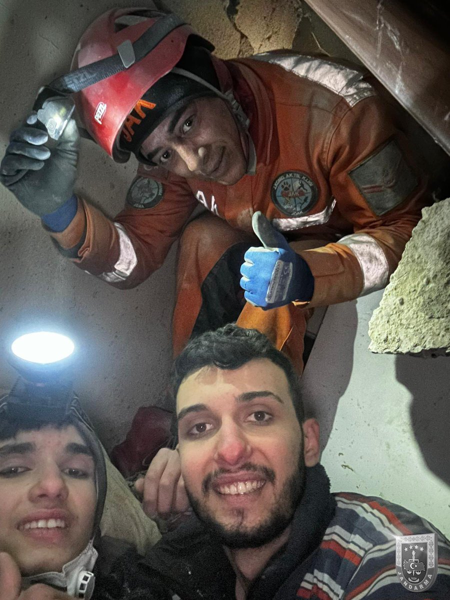 AlertaMundoNews's tweet photo. 🇹🇷 | URGENTE: HERMANOS RESCATADOS CON VIDA 198 HORAS DESPUÉS DEL TERREMOTO 🙏♥️👏:

Muhammed Enes Yeninar, de 17 años, y Abdulbaki, de 20, que fueron rescatados de los escombros en Kahramanmaraş después de 198 horas, dijeron que sobrevivieron bebiendo proteína en polvo. https://t.co/KJbd6noYBk