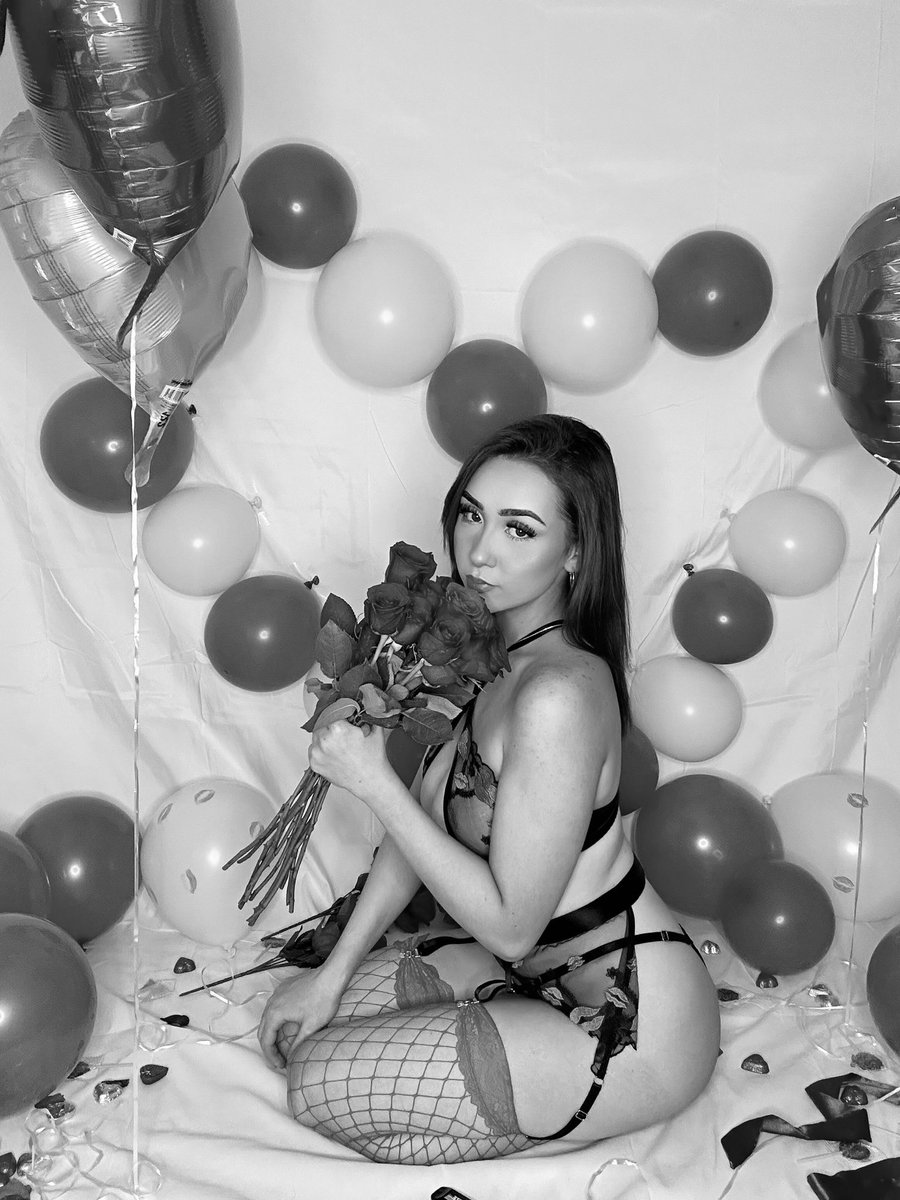 briannaduvall's tweet photo. hey alexa, play “flowers” by Miley Cyrus 💌 https://t.co/PsmawrieHY