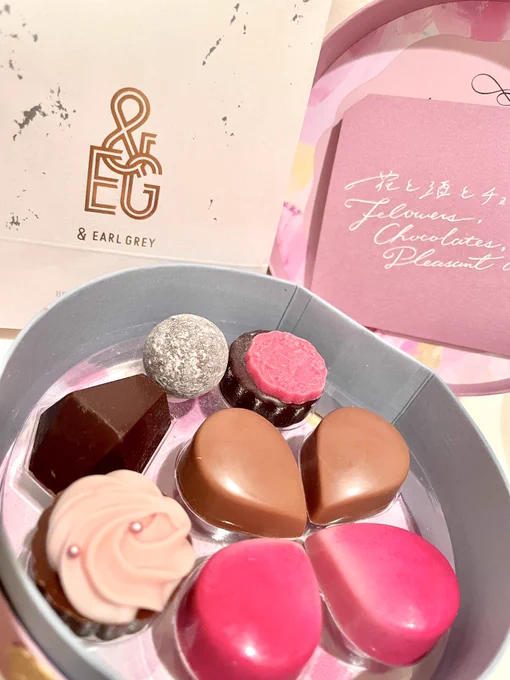 Vの子の茂古さんからバレンタインいただいたのでお写真 キルシュって名前のチョコ入っててママだーー!!!ってなったという話を聞いてニコニコになった かわいい 