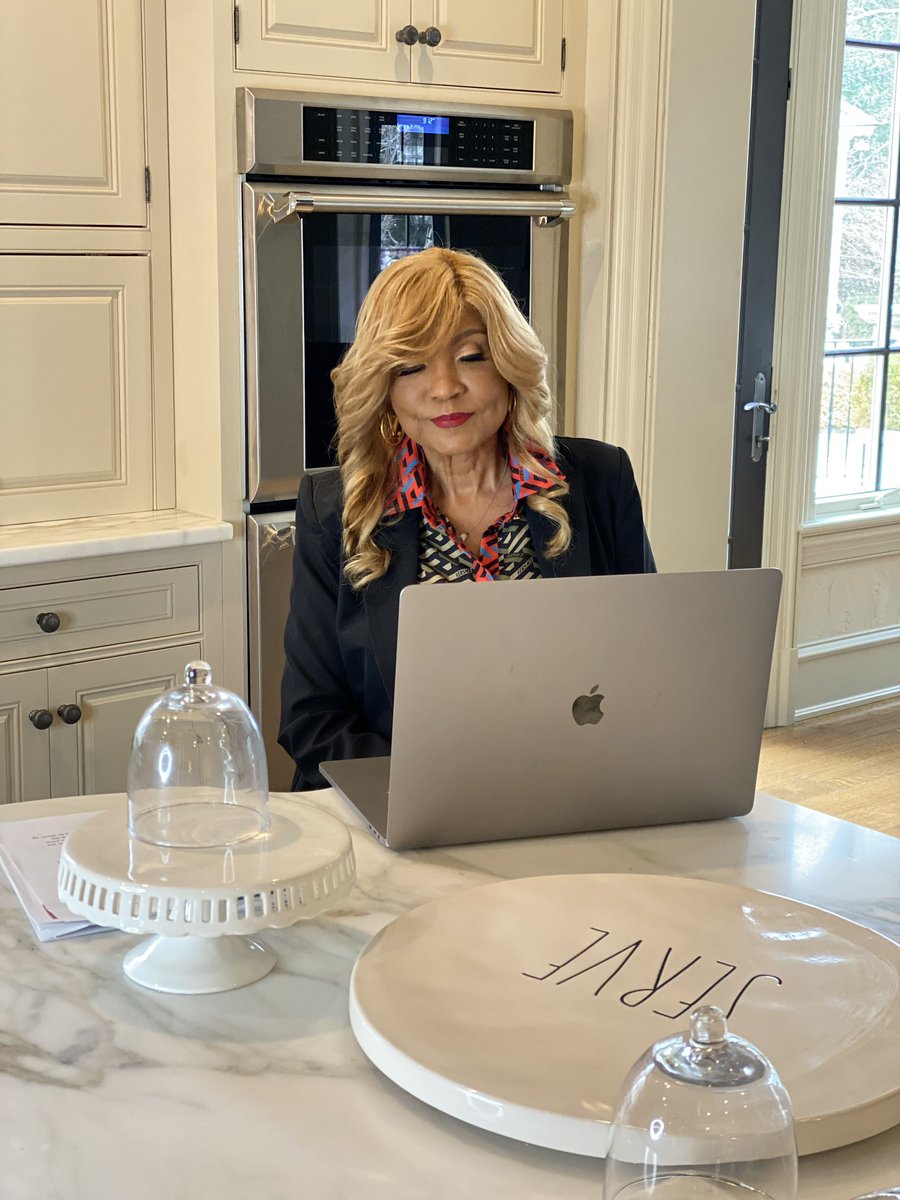 EvelynBraxton's tweet photo. Good morning guys! I am Working on something special. I’ll tell you later. Look at God❤️🌈 https://t.co/Q8C5zsU6u4