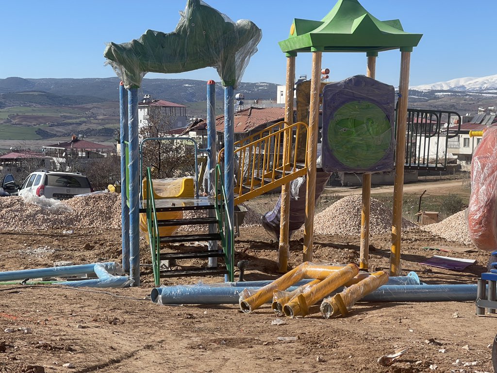 FatihMacoglu's tweet photo. Pazarcık'ta çocuklarımız için oyun parkı … https://t.co/V2iWyZJAxD
