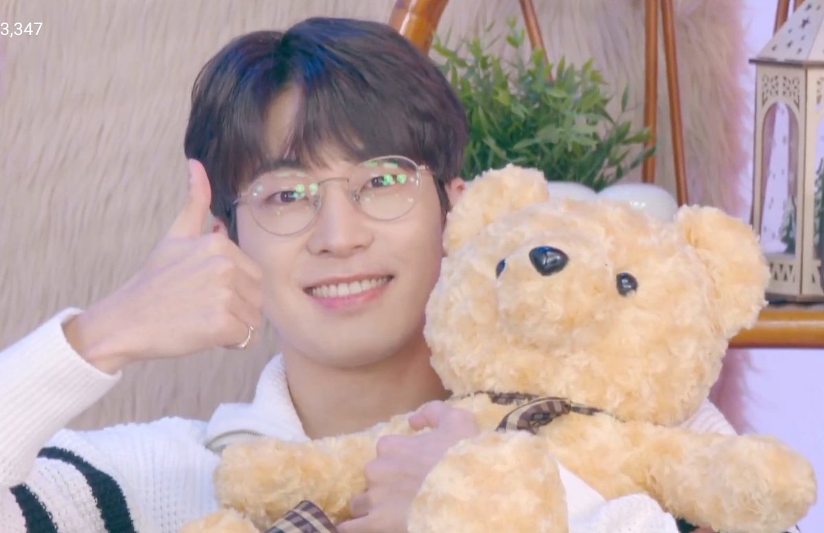 wonubliss's tweet photo. wonwoo capture time 😭😭😭😭 https://t.co/hFwj6tR0E5