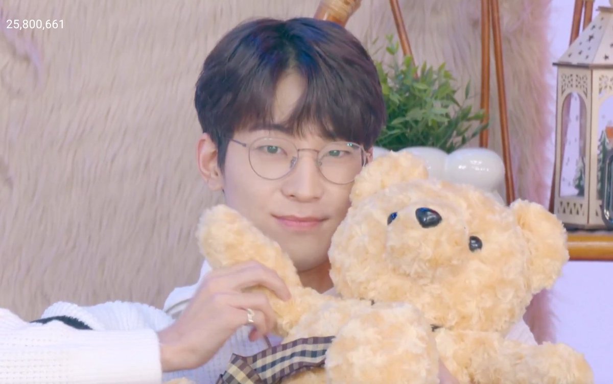 wonubliss's tweet photo. wonwoo capture time 😭😭😭😭 https://t.co/hFwj6tR0E5