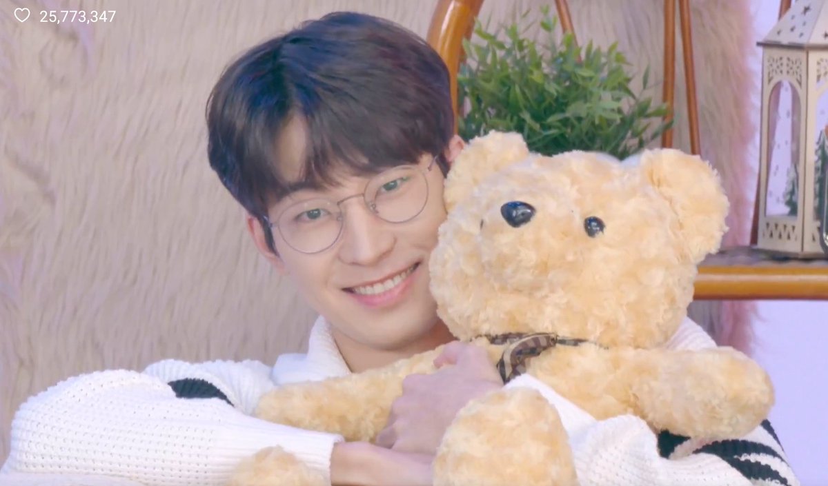 wonubliss's tweet photo. wonwoo capture time 😭😭😭😭 https://t.co/hFwj6tR0E5