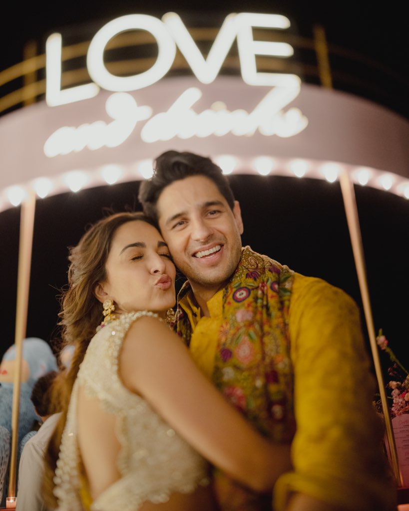 SidMalhotra's tweet photo. Pyaar ka rang chada hai ❤️ https://t.co/b1XPRIiNBI