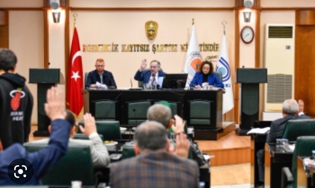 Yenercabbar's tweet photo. Heyelanlı tarım arazisini imara açmak isteyen @samsunbsb, mecliste ‘teklife ret değil, bekletme kararı’ çıkartarak rantçı zihniyetlerini yine ortaya koydu. Yani yine getireceğiz bu teklifi diyorlar bir anlamda. Yıkılmış enkazlardan altında giden canlardan hiç mi ders almazlar. https://t.co/waYZqngnhh