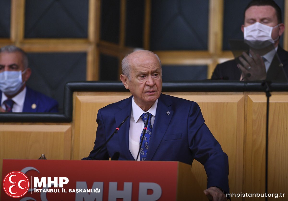 HuseyinSozlu's tweet photo. Devlet nerede diyenler şimdi kulağını açıp dinlesin: Devlet, depremzedeye ekmek dağıtan belediye başkanıdır, çorba kaynatan, yardım konvoylarının koordinasyonunu yapan, trafiği düzenleyen, asayişi ve güvenliği temin eden isimli isimsiz nice kahramandır. + https://t.co/e9JgZPDN1n