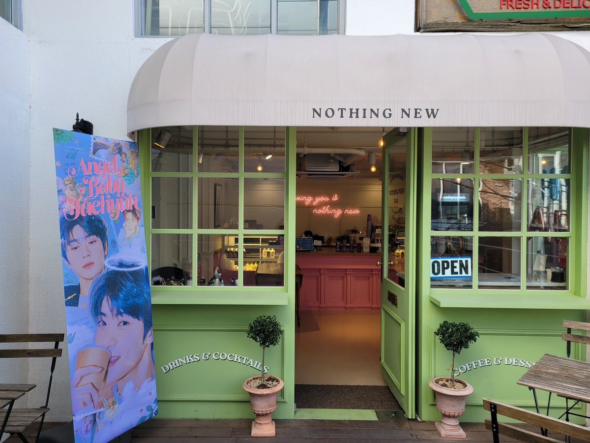 1_first_rose's tweet photo. 💚카페 Nothing new
일단 카페 감성이 ���무 좋았는데 특전이 진짜...이뻐요🥰🥰
직원분도 엄청 친절하셨어욜
럭드 5등 사진들도 너무 예뻐서 기절....
#나의_천사_재현이에게
#HBD_AngelBaby_Jaehyun https://t.co/0TLJd18tJX