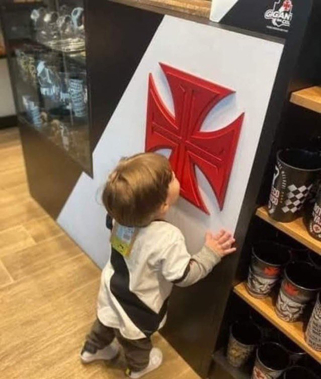 brdias93's tweet photo. “Enquanto houver um coração infantil, o Vasco será imortal” https://t.co/gvm53LyDQl