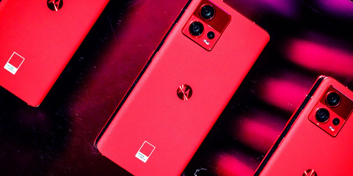 MotorolaITA's tweet image. Rendi speciale il tuo San Valentino con un tono scintillante. Scopri il colore @pantone dell’amore #VivaMagenta su #edge30fusion qui  ​bit.ly/3YLtOlK