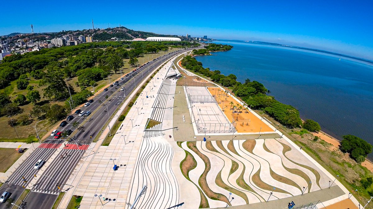 Prefeitura_POA's tweet photo. Terçou na Capital dos gaúchos! 😎

⚽🛹🏐Você sabia que o trecho 3 da Orla do Guaíba tem 1,6Km de extensão e conta com 29 quadras e estruturas de apoio à prática de esportes, além das pistas de patinação e o skate park?
🧶 https://t.co/eCK0RBCU3c